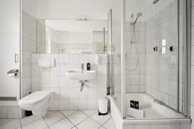 Ein Badezimmer in der Unterkunft Limehome Dresden Tannenstraße