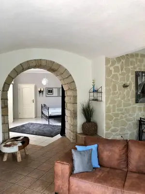 Ein Sitzbereich in der Unterkunft Ferienwohnung am Wasser Villa Graf von Pfeil