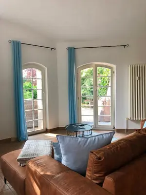 Ein Sitzbereich in der Unterkunft Ferienwohnung am Wasser Villa Graf von Pfeil