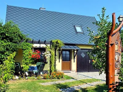 Das Gebäude in dem sich das Ferienhaus befindet