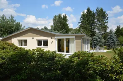 Das Gebäude in dem sich das Ferienhaus befindet