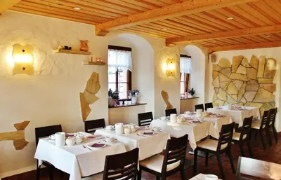 Ein Restaurant oder anderes Speiselokal in der Unterkunft Hotel Folklorehof