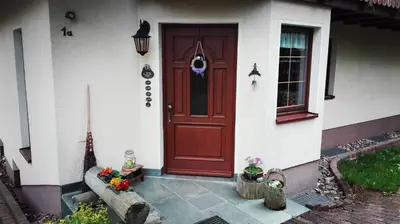 Ein Garten an der Unterkunft Gästezimmer Familie Müller
