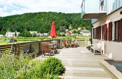 Ein allgemeiner Bergblick oder ein Berglick von des Aparthotels aus