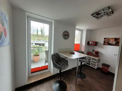 Ein Sitzbereich in der Unterkunft Ferienwohnung oder Studio Dresden-Neustadt inkl Parkplatz mit Balkon oder Terrasse