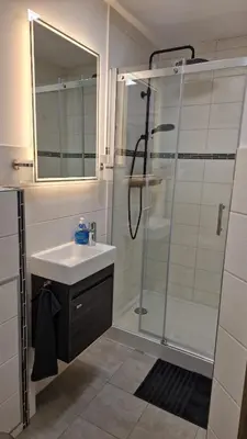 Ein Badezimmer in der Unterkunft Ferienwohnung oder Studio Dresden-Neustadt inkl Parkplatz mit Balkon oder Terrasse