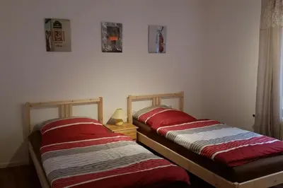 Ein Bett oder Betten in einem Zimmer der Unterkunft Hof Heideland 2 - Fenster zum Hof