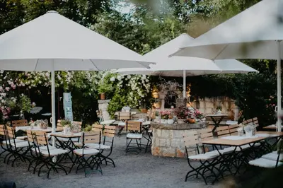 Ein Restaurant oder anderes Speiselokal in der Unterkunft Landhotel Rosenschänke