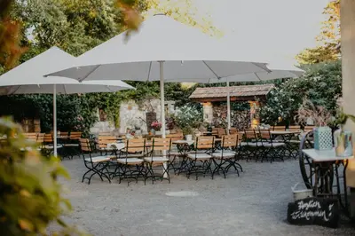 Ein Restaurant oder anderes Speiselokal in der Unterkunft Landhotel Rosenschänke