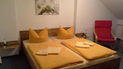 Ein Bett oder Betten in einem Zimmer der Unterkunft Gästehaus Heidi