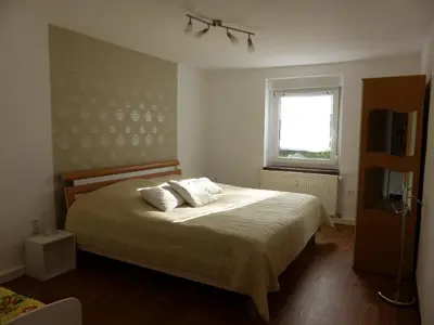 Ein Bett oder Betten in einem Zimmer der Unterkunft Ferienwohnung Zur Alten Eiche