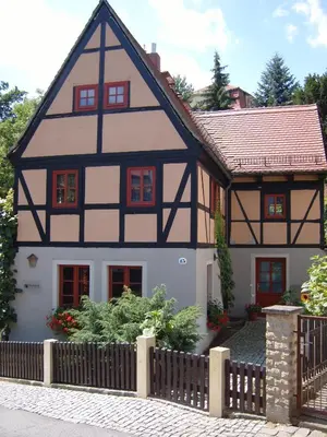 Das Gebäude in dem sich das Ferienhaus befindet