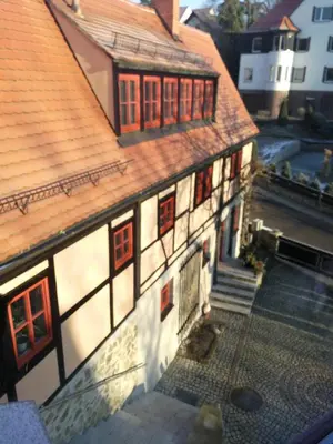 Das Gebäude in dem sich das Ferienhaus befindet