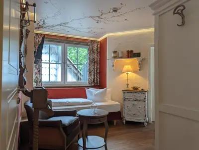 Ein Sitzbereich in der Unterkunft Wellnesshotel Seeschlößchen - Privat- Spa & Naturresort