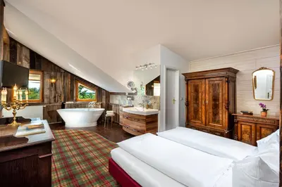 Ein Bett oder Betten in einem Zimmer der Unterkunft Wellnesshotel Seeschlößchen - Privat- Spa & Naturresort