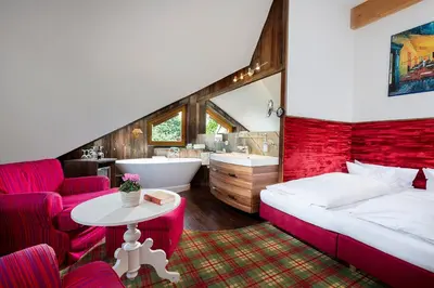 Ein Bett oder Betten in einem Zimmer der Unterkunft Wellnesshotel Seeschlößchen - Privat- Spa & Naturresort