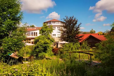 Ein Garten an der Unterkunft Wellnesshotel Seeschlößchen - Privat- Spa & Naturresort