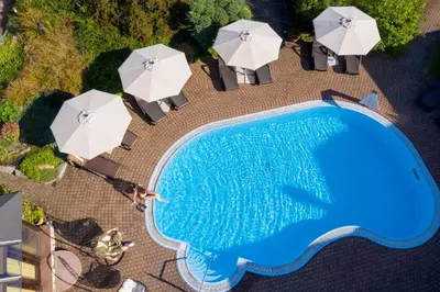 Der Swimmingpool an oder in der Nähe von Wellnesshotel Seeschlößchen - Privat- Spa & Naturresort