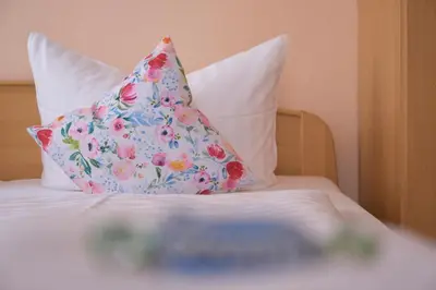 Ein Bett oder Betten in einem Zimmer der Unterkunft Boselblick Gästezimmer & Biergarten