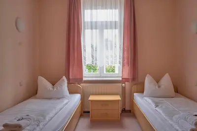 Ein Bett oder Betten in einem Zimmer der Unterkunft Boselblick Gästezimmer & Biergarten