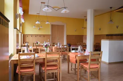 Ein Restaurant oder anderes Speiselokal in der Unterkunft Boselblick Gästezimmer & Biergarten