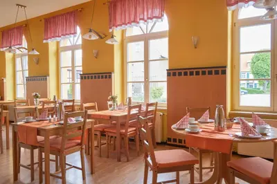 Ein Restaurant oder anderes Speiselokal in der Unterkunft Boselblick Gästezimmer & Biergarten