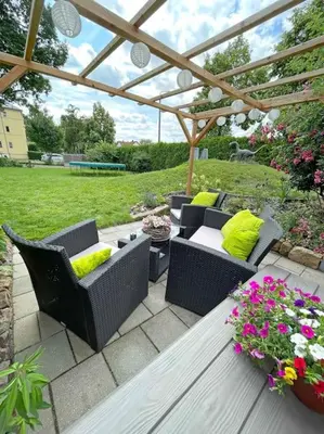 Ein Garten an der Unterkunft Die kleine Stadtoase