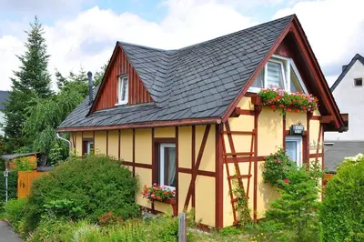 Das Gebäude in dem sich das Ferienhaus befindet