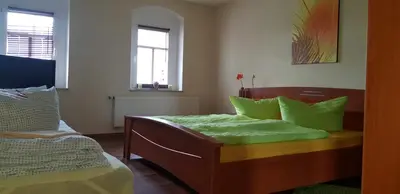 Ein Bett oder Betten in einem Zimmer der Unterkunft Im Ballhaus Neuhilbersdorf