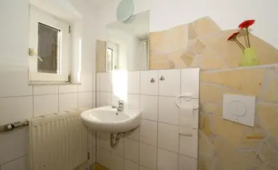 Ein Badezimmer in der Unterkunft Bergoase Hütte und Hostel Sauna Kamin Lagerfeuer