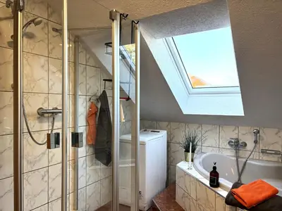 Ein Badezimmer in der Unterkunft Ferienhaus Landeskrone für 10 Personen mit Sauna, Terrasse, inkl Parkplatz in Dresden