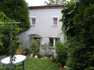 Ein Garten an der Unterkunft Apartment-Ferienwohnung Dresden-Briesnitz