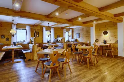 Ein Restaurant oder anderes Speiselokal in der Unterkunft Sennerhütte Landhotel