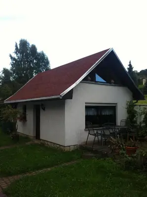Das Gebäude in dem sich das Ferienhaus befindet
