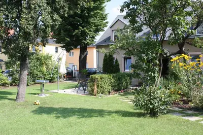 Ein Garten an der Unterkunft Ferienwohnung Scharnhorst