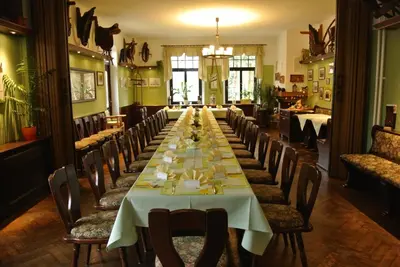 Ein Restaurant oder anderes Speiselokal in der Unterkunft Schwarzes Ross