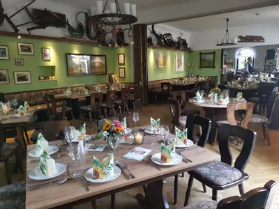 Ein Restaurant oder anderes Speiselokal in der Unterkunft Schwarzes Ross