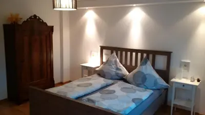 Ein Bett oder Betten in einem Zimmer der Unterkunft Stilvolle Ferienwohnung am Großen Garten
