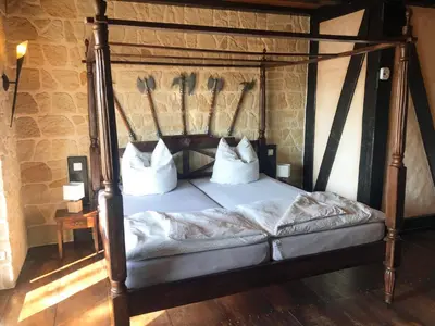 Ein Bett oder Betten in einem Zimmer der Unterkunft Außergewöhnliche Ferienwohnung WACHSTUBE mit 3 Schlafräumen im Rittergut Leppersdorf bei Radeberg