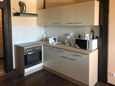 Küche/Küchenzeile in der Unterkunft Außergewöhnliche Ferienwohnung WACHSTUBE mit 3 Schlafräumen im Rittergut Leppersdorf bei Radeberg