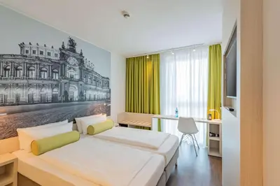 Ein Bett oder Betten in einem Zimmer der Unterkunft Super 8 by Wyndham Dresden