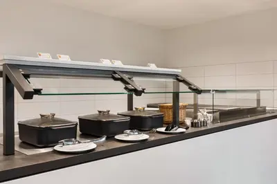 Küche/Küchenzeile in der Unterkunft Super 8 by Wyndham Dresden