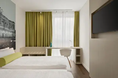 Ein Bett oder Betten in einem Zimmer der Unterkunft Super 8 by Wyndham Dresden