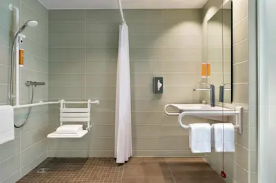 Ein Badezimmer in der Unterkunft Super 8 by Wyndham Dresden