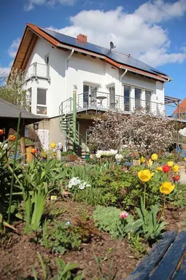 Ein Garten an der Unterkunft Ferienwohnung Dr. Vera Schmidt