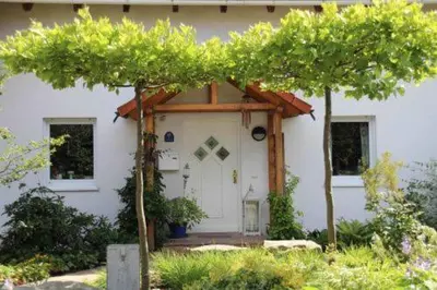 Ein Garten an der Unterkunft Ferienwohnung Dr. Vera Schmidt