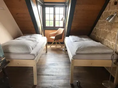 Ein Bett oder Betten in einem Zimmer der Unterkunft Gemütliche Ferienwohnung TURMZIMMER im Rittergut Leppersdorf bei Dresden