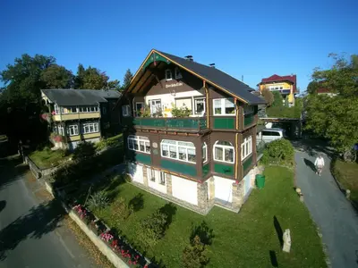 Das Gebäude in dem sich die Ferienwohnung befindet