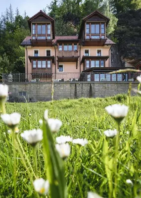 Ein Garten an der Unterkunft Ferienwohnungen Alte Destillerie Rathen