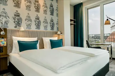 Ein Bett oder Betten in einem Zimmer der Unterkunft Motel One Dresden am Zwinger